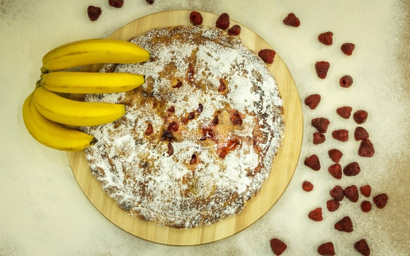 Сладкий пирог с малиной и бананом