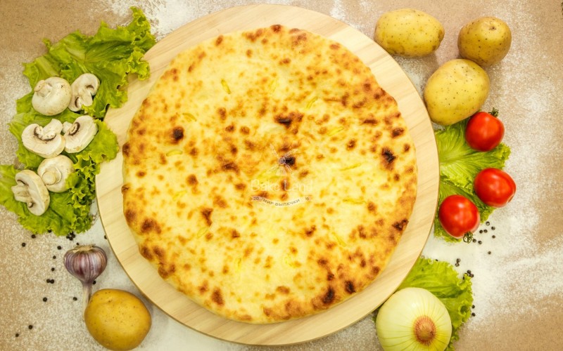 Осетинский пирог с сыром, картофелем и грибами