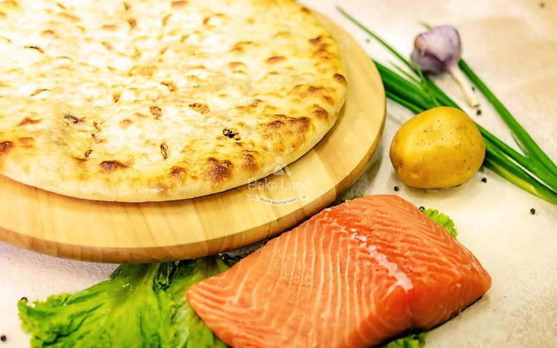 Осетинский пирог с сыром, лососем и овощами